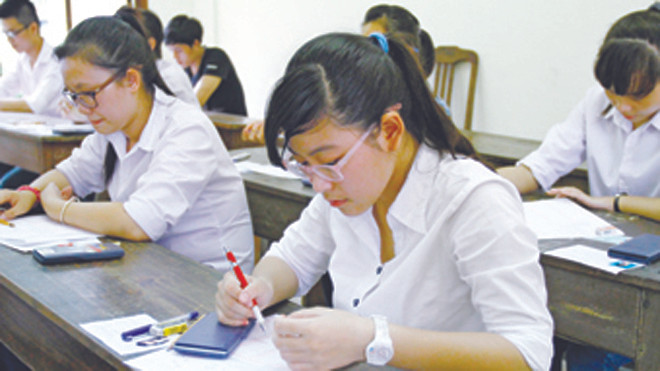 Thí sinh làm bài thi tại trường ĐH Ngoại Thương Hà Nội trong kỳ tuyển sinh ĐH, CĐ năm 21013. ảnh: Như Ý