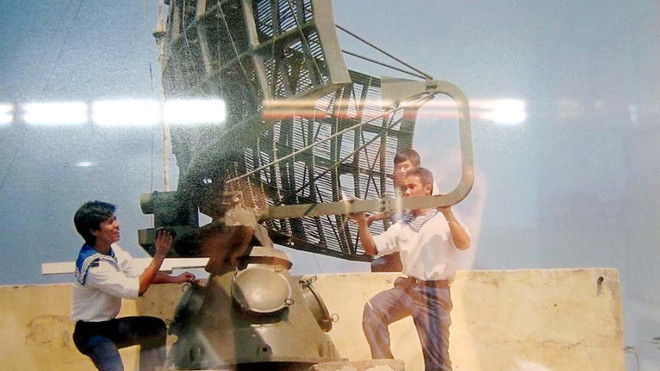 Bảo quản cánh sóng radar trước khi bàn giao cho phiên trực mới. ảnh: Tuấn Cường