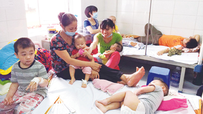 Bệnh nhi sởi nằm ghép tại BV Bệnh Nhiệt đới T.Ư. Ảnh: T.Hà 