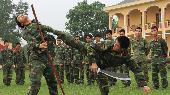 Động tác võ chiến đấu của Trinh sát đặc nhiệm trong bài “Tổng hợp 1 đánh 3 có trang bị nâng cao” 