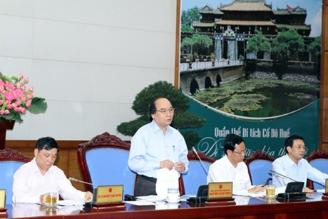 Phó Thủ tướng Nguyễn Xuân Phúc chủ trì Hội nghị trực tuyến với 37 tỉnh, thành phố về giải quyết các vụ việc khiếu nại, tố cáo tồn đọng, phức tạp, kéo dài, sáng 22/4. Ảnh: VGP/Lê Sơn