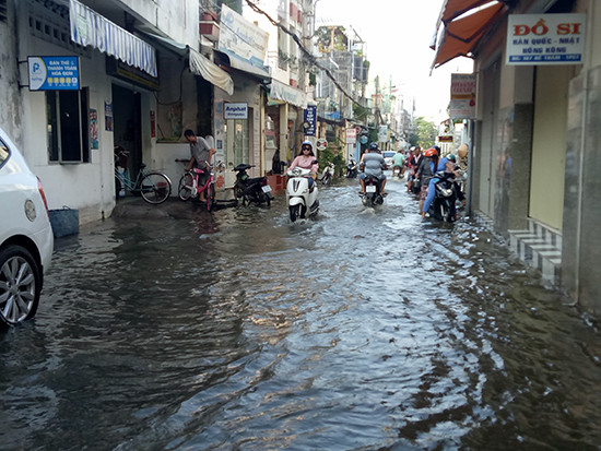 Triều cường lên cao, dân Cần Thơ bì bõm trong nước