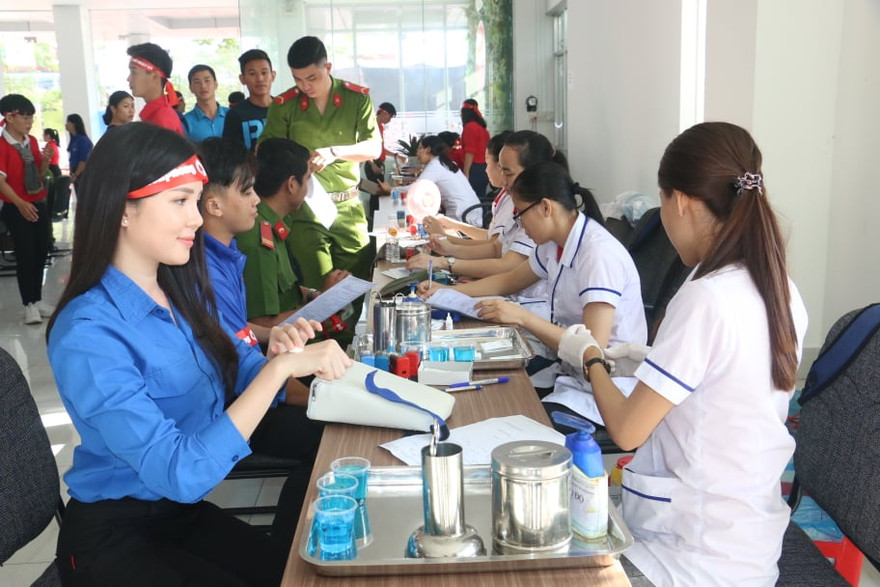 Hoa khôi Thúy Vi mong muốn chia sẻ giọt máu cứu người