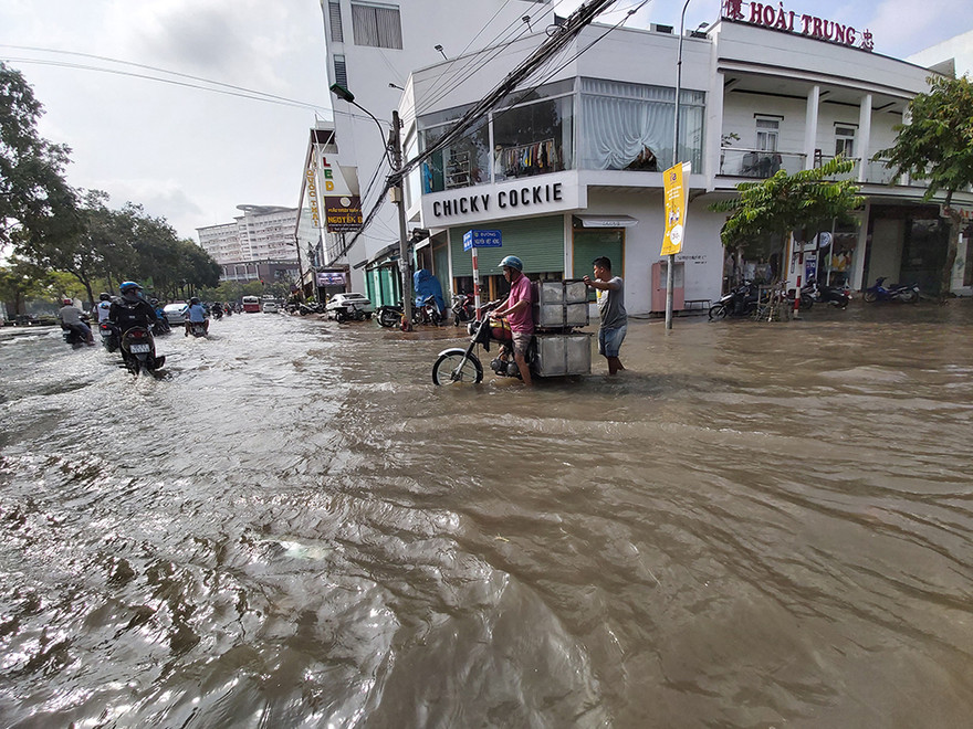 Người dân Cần Thơ khổ sở đi lại do triều cường 