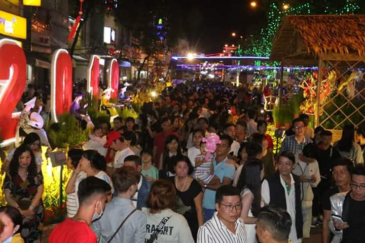 Hàng chục nghìn người thưởng ngoạn đường hoa Cần Thơ