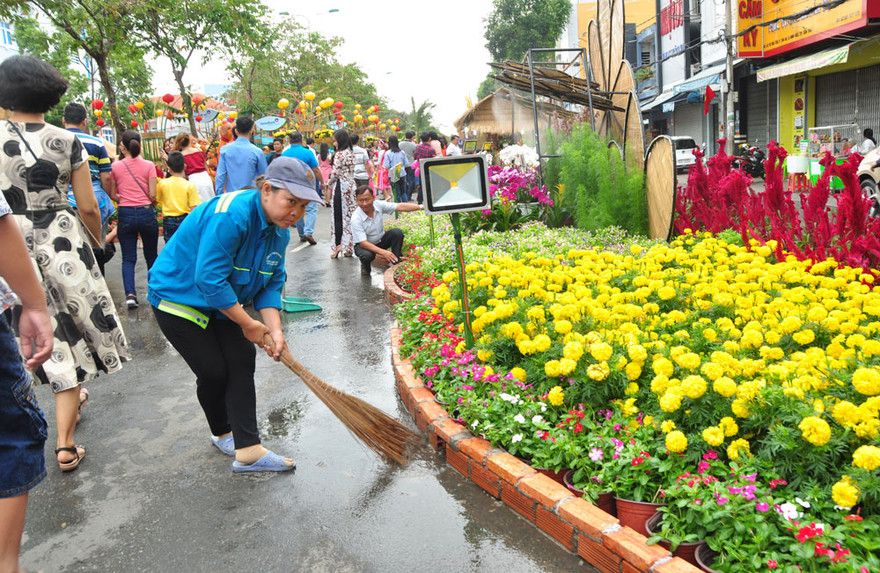 Những người âm thầm làm đẹp đường hoa Cần Thơ