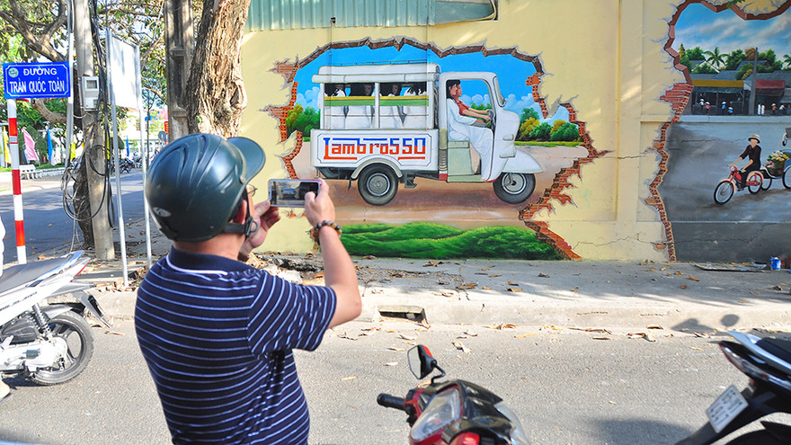 Tái hiện Cần Thơ xưa và nay trên con đường bích họa