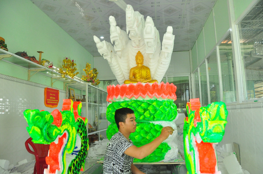 Sinh viên Trà Vinh tất bật làm hoa đăng cho lễ hội Ok Om Bok 