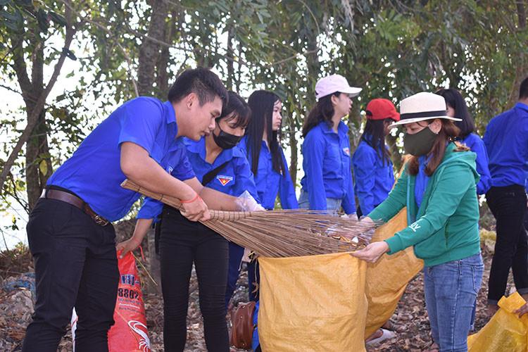 Hàng nghìn bạn trẻ miền Tây tham gia bảo vệ môi trường