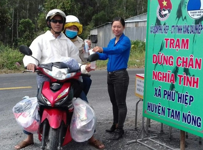 Trạm dừng chân nghĩa tình của bạn trẻ xứ Sen hồng