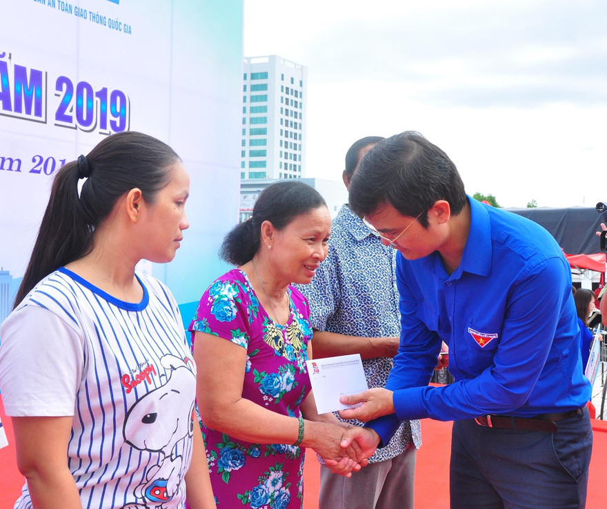 Bí thư Trung ương Đoàn Bùi Quang Huy tặng quà cho gia đình nạn nhân ị tai nạn giao thông. Ảnh: Hoà Hội