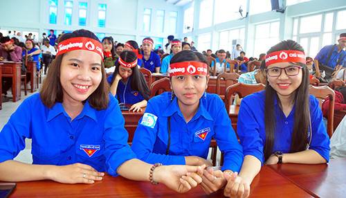 Các bạn sinh viên sẵn sàng hiến máu 