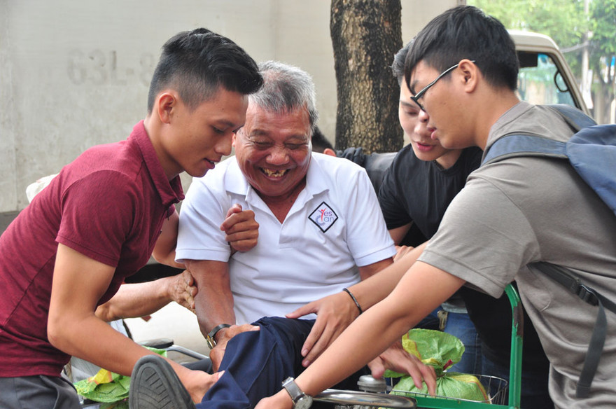 Tình nguyện viên hỗ trợ người khuyết tật