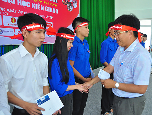 20 suất học bổng đến với sinh viên nghèo tại Chủ Nhật Đỏ Kiên Giang