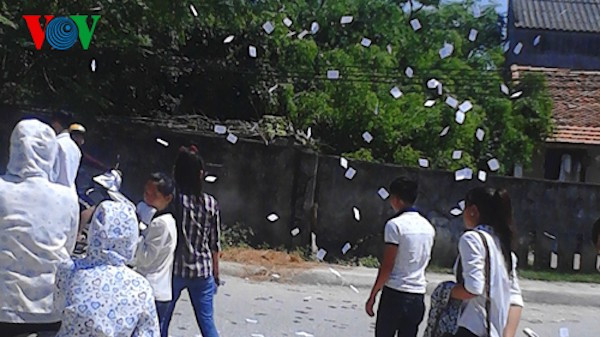 Phao thi ném tung tóe trước cổng trường THPT Hoằng Hóa 3 sáng 2/6. 