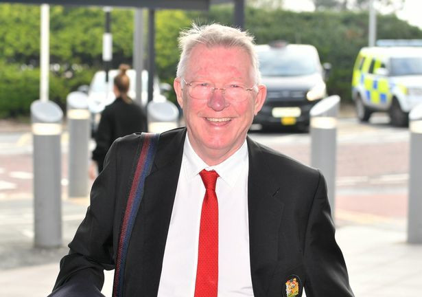 Sir Alex Ferguson rạng rỡ cùng M.U bay đến Barcelona