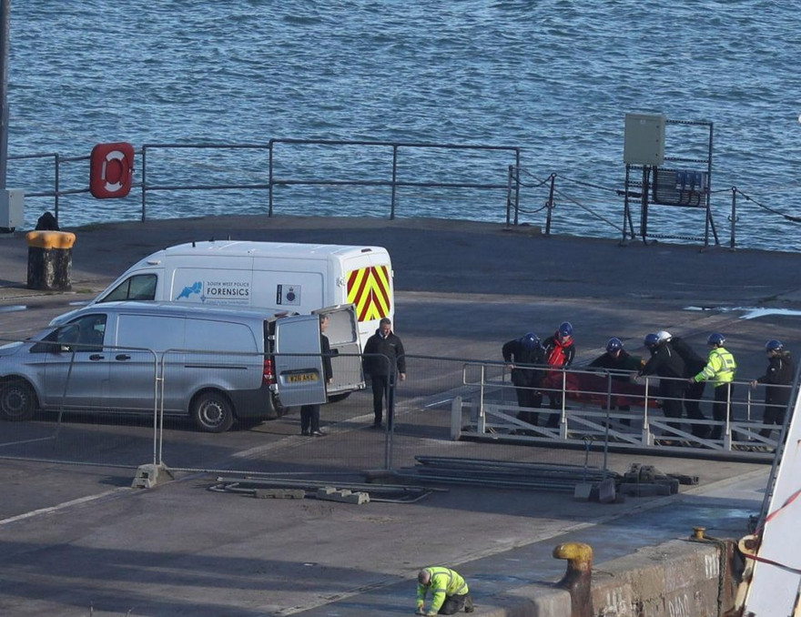 Thi thể Emiliano Sala được đưa lên bờ vào hôm qua