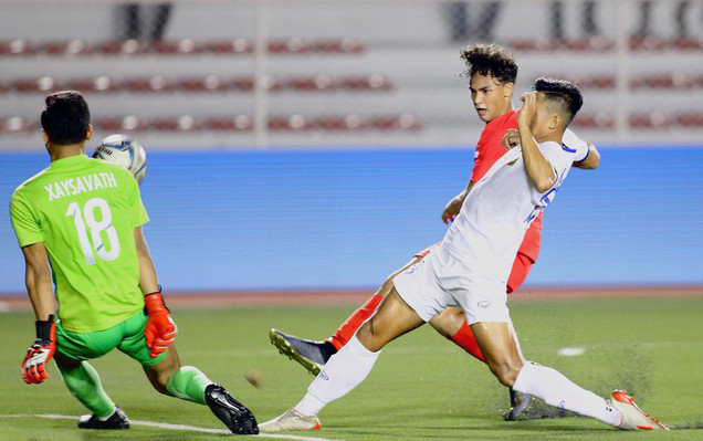 U22 Lào (áo trắng) giành 1 điểm trong cuộc đọ sức với Singapore. Ảnh: Zing