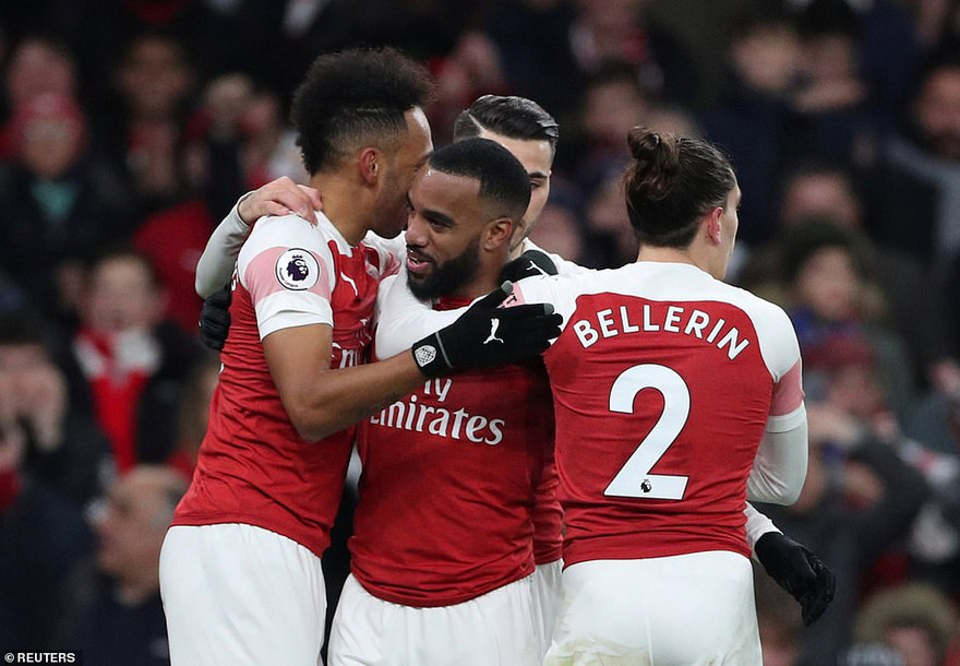 Các cầu thủ Arsenal ăn mừng bàn thắng trước Chelsea