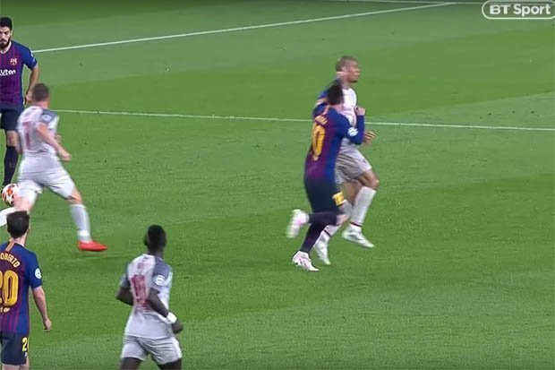 Hình ảnh cho thấy Messi đã dùng tay đấm Fabinho