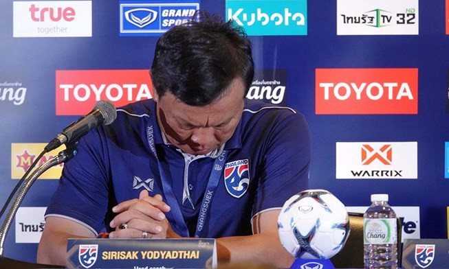 HLV Sirisak Yodyardthai cúi đầu xin lỗi người Thái Lan sau trận thua tuyển Việt Nam