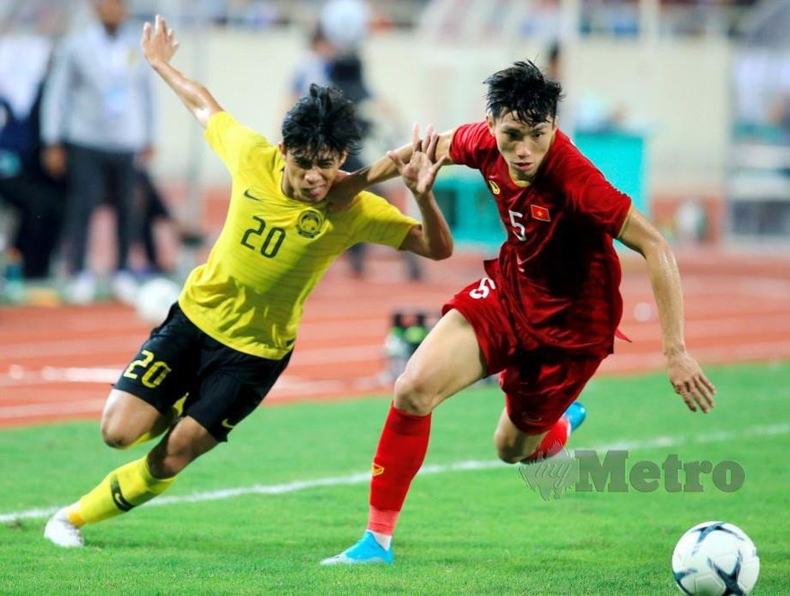 Syafiq Ahmad bất lực trước Đoàn Văn Hậu. Ảnh: HMetro