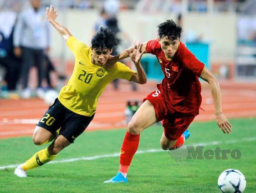 Syafiq Ahmad bất lực trước Đoàn Văn Hậu. Ảnh: HMetro