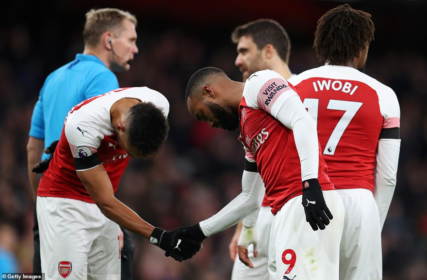 Lacazette và Aubameyang ăn mừng bàn thắng trước Fulham