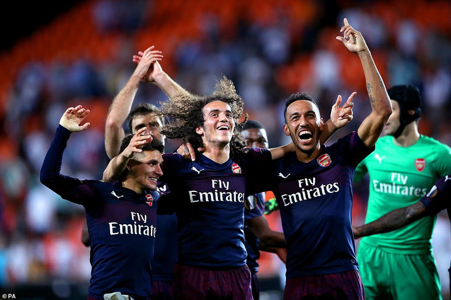 Pierre-Emerick Aubameyang ăn mừng cùng đồng đội