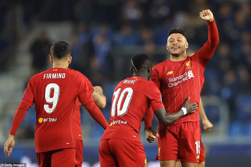 Oxlade-Chamberlain ăn mừng cùng đồng đội.