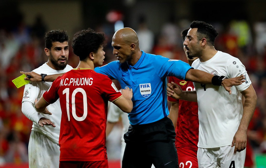 Trọng tài Ahmed Abu Bakar Said Al-Kaf ở trận Việt Nam vs Yemen. Ảnh: Zing.