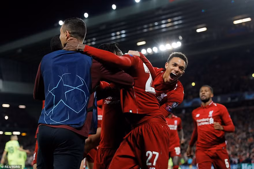 Origi ăn mừng cùng Alexander-Arnold