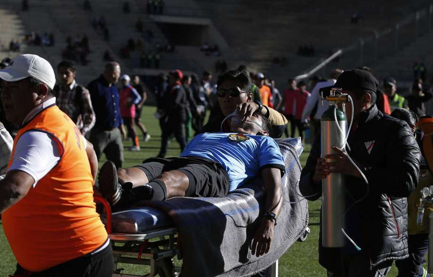 Trọng tài đột tử khi điều khiển trận đấu ở sân bóng cao nhất thế giới