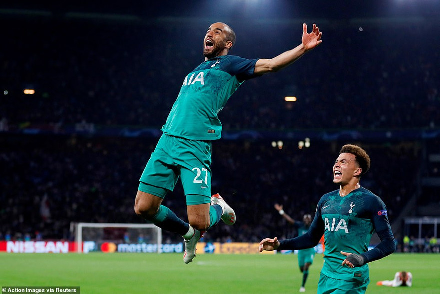 Người hùng Lucas Moura ăn mừng bàn thắng với các đồng đội. 