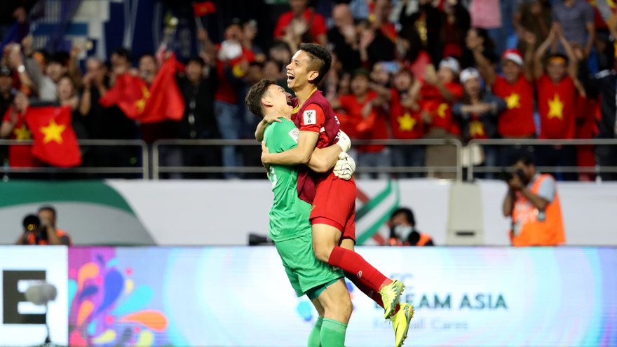 Đặng Văn Lâm ăn mừng sau chiến thắng trước Jordan