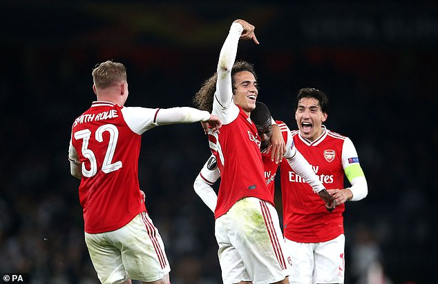 Nicolas Pepe ăn mừng cùng đồng đội.