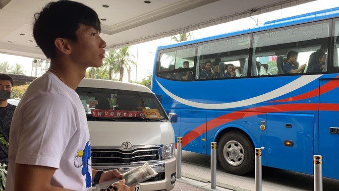 Đoàn Văn Hậu buồn bã chia tay đồng đội U22 Việt Nam.