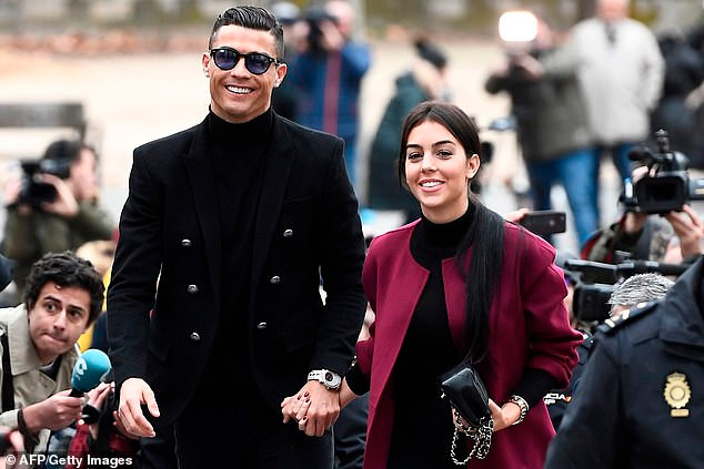 Ronaldo và Georgina Rodriguez hớn hở rời phiên tòa ở Madrid