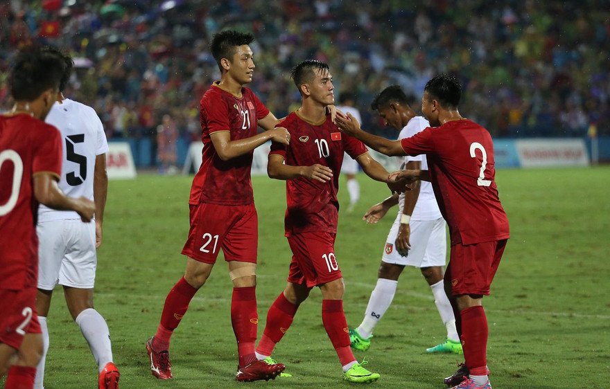 Tiến Linh ăn mừng bàn thắng với các đồng đội. Ảnh: Duy Phạm