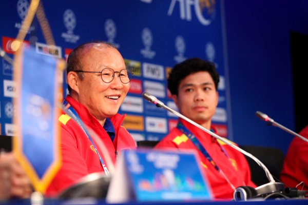 Báo Hàn: ‘HLV Park xứng đáng có hợp đồng lịch sử bóng đá Việt Nam’