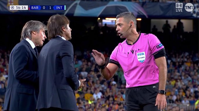 HLV Antonio Conte tranh cãi với trọng tài Damir Skomina