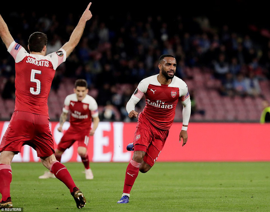 Alexandre Lacazette ăn mừng siêu phẩm vào lưới Napoli
