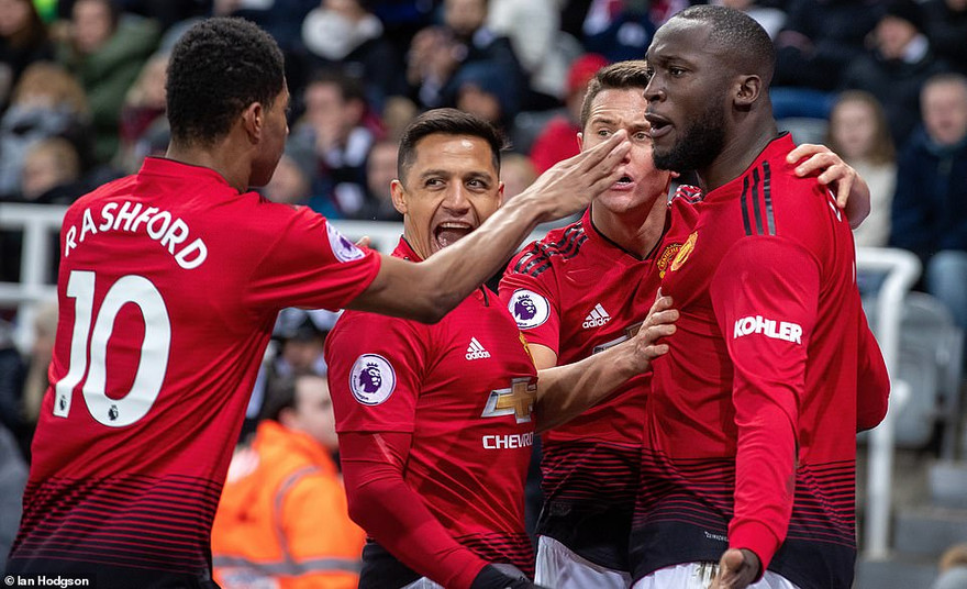 Romelu Lukaku tỏa sáng đúng lúc giúp M.U đánh bại Newcastle