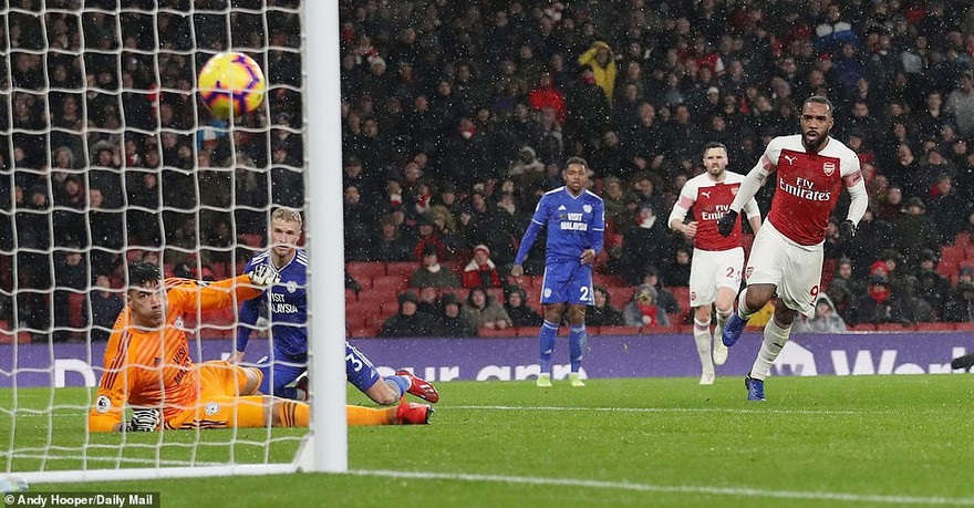 Alexandre Lacazette ghi bàn nâng tỉ số lên 2-0