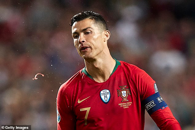  Cristiano Ronaldo chấn thương sớm khiến Bồ Đào Nha gặp khó