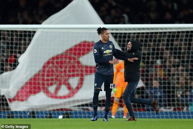 Fan cuồng Arsenal lao vào tấn công Smalling