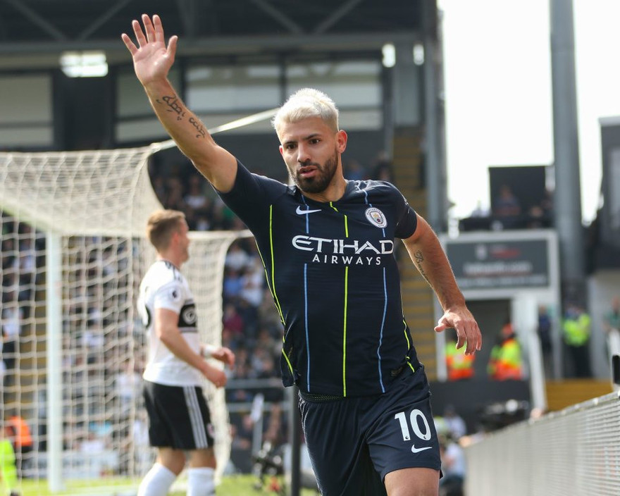 Sergio Aguero ăn mừng bàn thắng nâng tỉ số của Man City