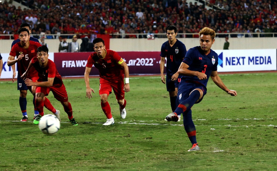 Theerathon Bunmathan không thắng được Đặng Văn Lâm