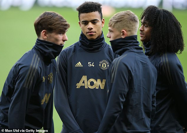 Các cầu thủ trẻ M.U tập luyện trước trận Paris SG