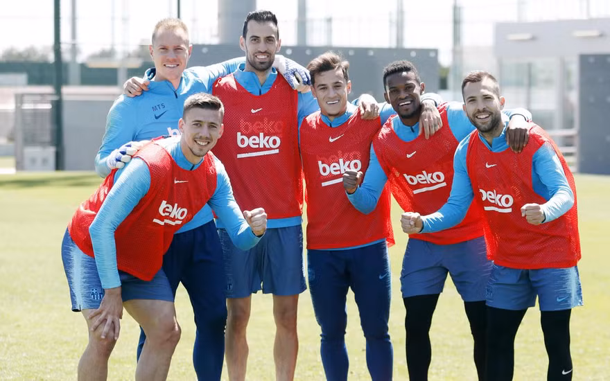Barcelona chốt đội hình đến Liverpool: Nhiều cái tên lạ